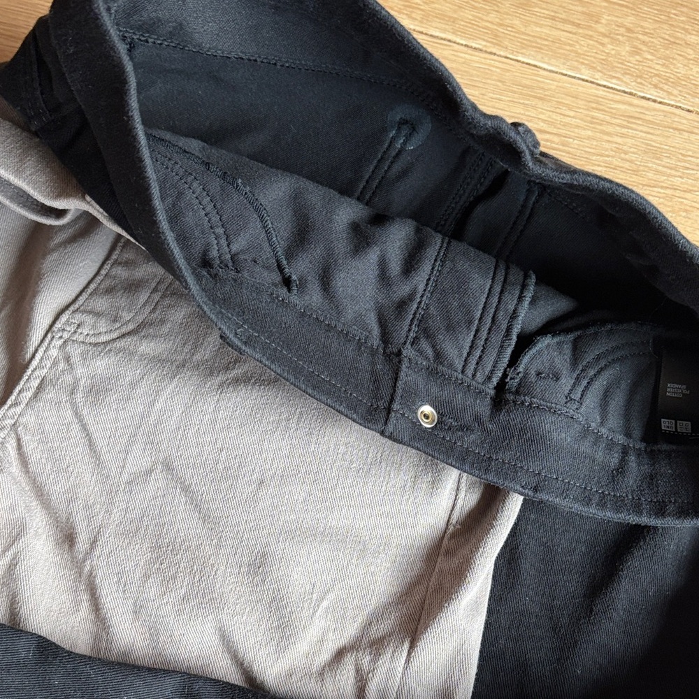 🦄 2 Pairs of Uniqlo pull-on pants - black and light grey - Picture 7 of 11